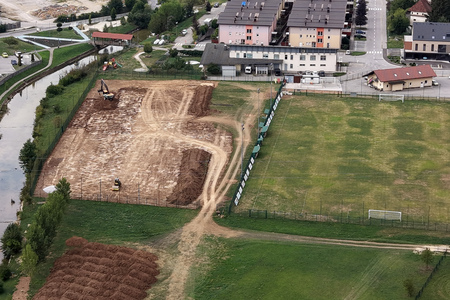 NOGOMETNO IGRIŠČE CERKNICA PRIPRAVA PODLOGE ZA UMETNO TRAVO 04 FOTO LJUBO VUKELIČ